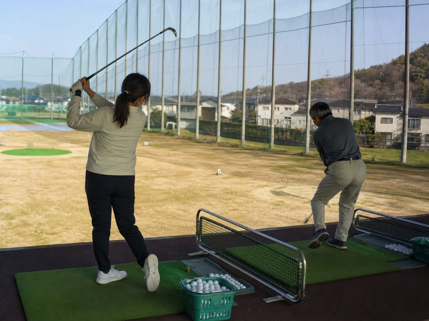 ナイター照明のゴルフ練習場
